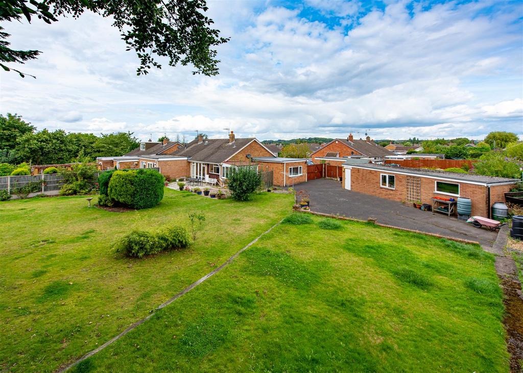 7 Blakeley Heath Drive, Wombourne, Wolverhampton 3 bed semidetached
