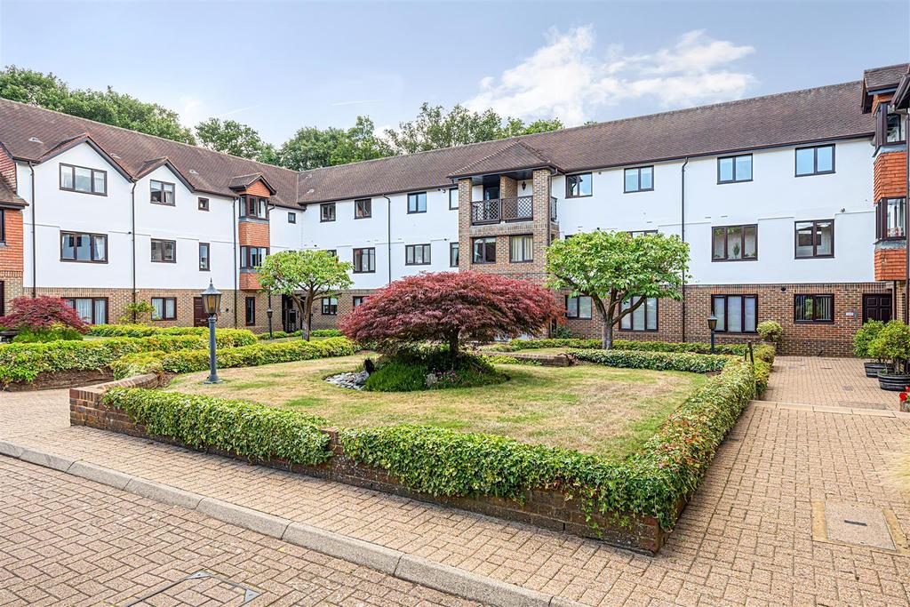 Avenue Court, The Avenue, Tadworth 3 bed apartment for sale £525,000