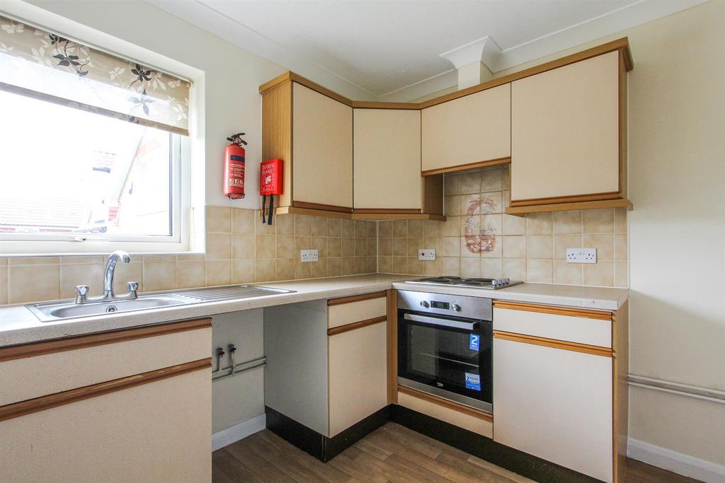 Foxdene Road, Seasalter, Whitstable 2 bed flat £800 pcm (£185 pw)
