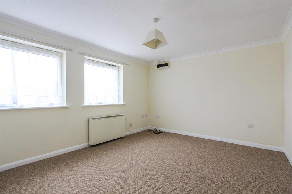 Foxdene Road, Seasalter, Whitstable 2 bed flat £800 pcm (£185 pw)