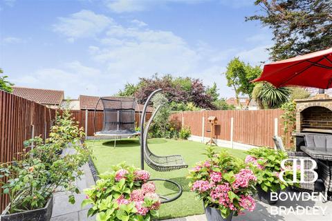 131 Woodford Avenue, Ilford, IG2 6UY