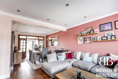 131 Woodford Avenue, Ilford, IG2 6UY