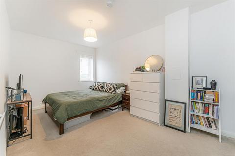 2 bedroom flat for sale, Thornbury Way, London