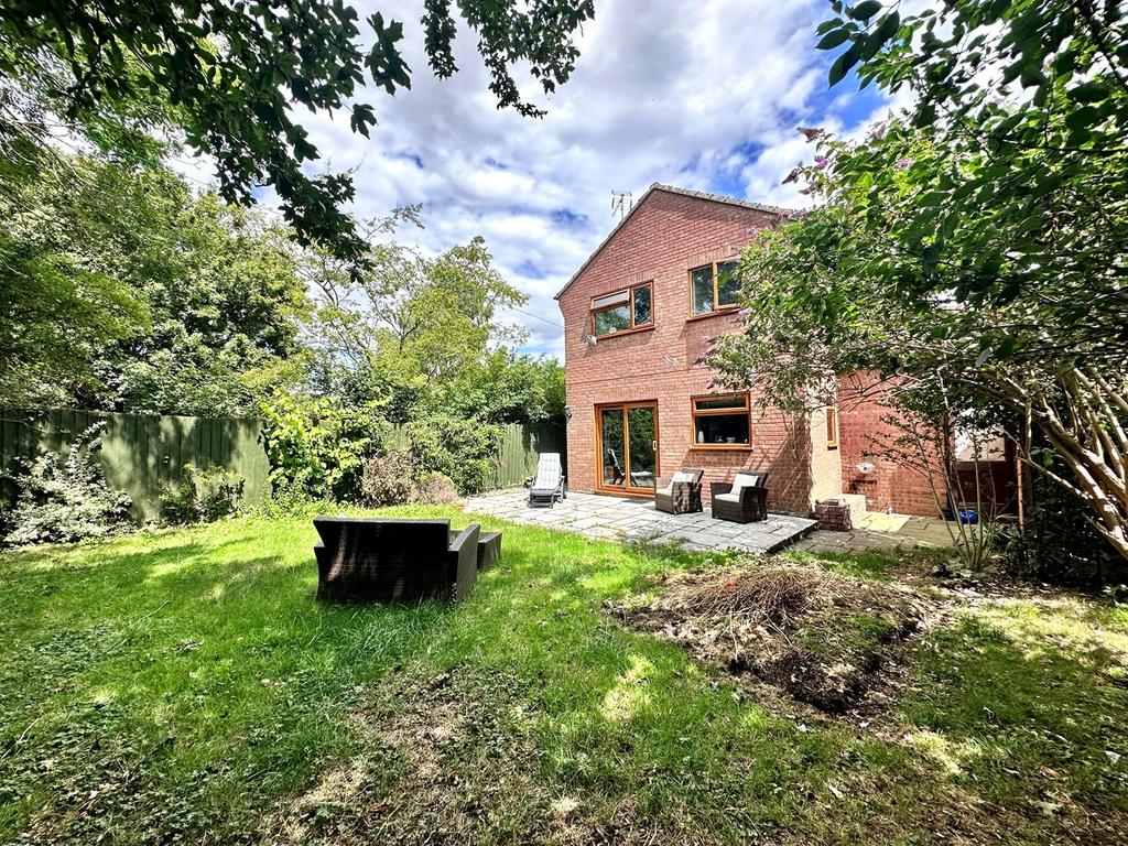 Middlefield Drive, Great Finborough, Stowmarket, IP14 4 bed detached