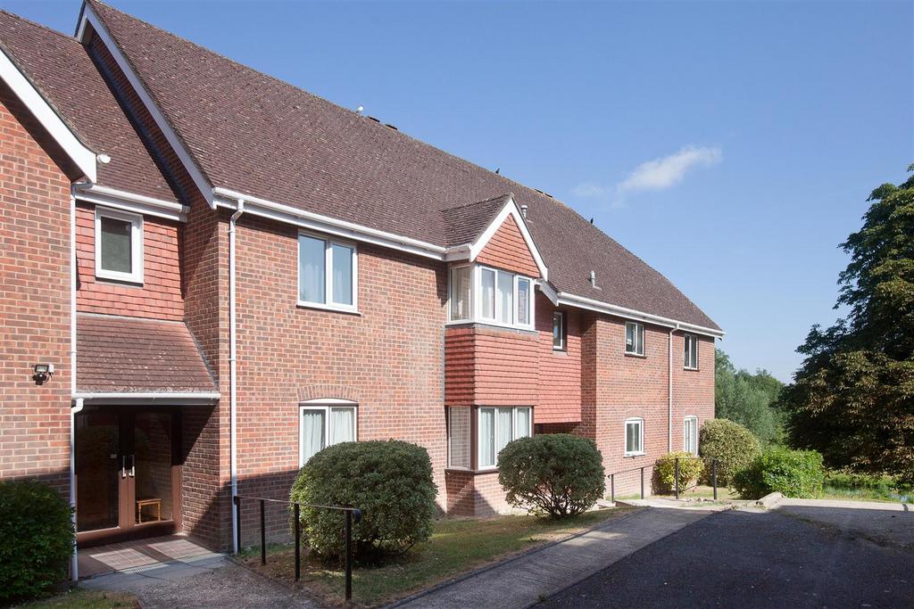 Harnham Road, Salisbury 2 bed flat to rent £1,050 pcm (£242 pw)