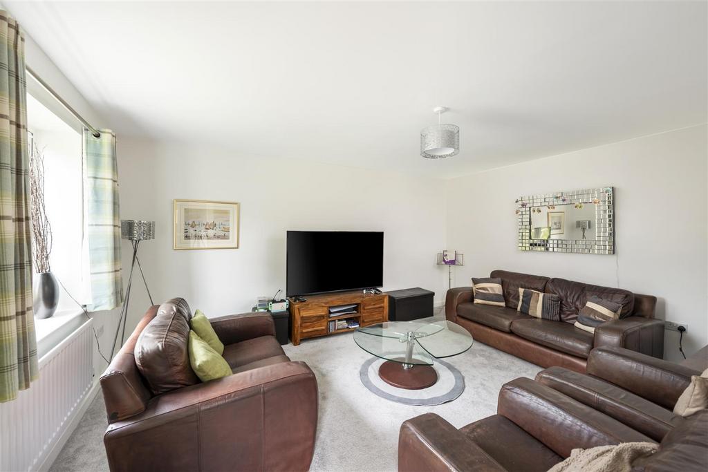 Lawrence Gardens, Horley 5 bed detached house for sale £750,000