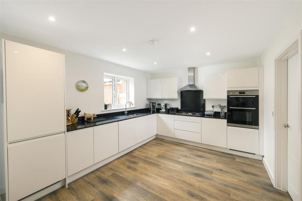 Lawrence Gardens, Horley 5 bed detached house for sale £750,000