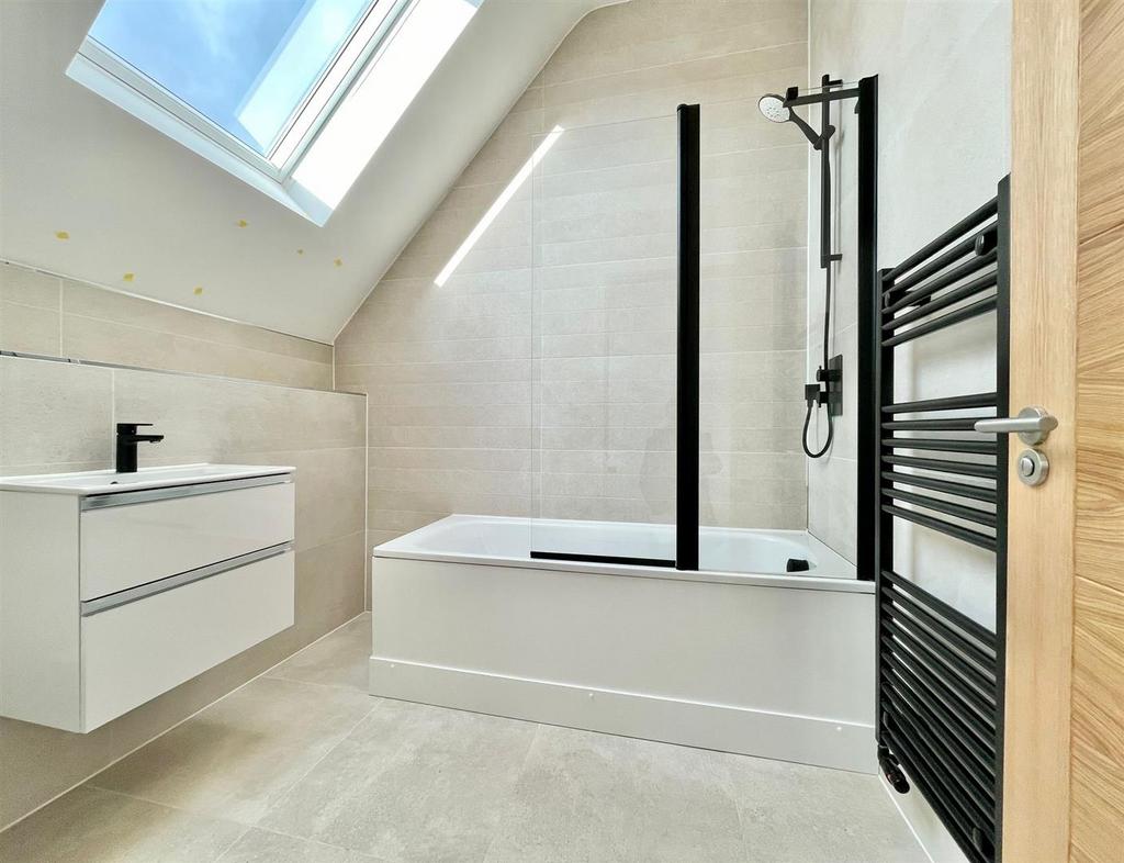 ENSUITE 1.jpg