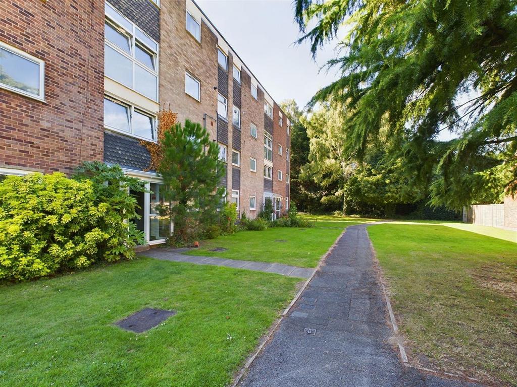 Trafalgar Drive, Walton on Thames... 1 bed flat £1,200 pcm (£277 pw)
