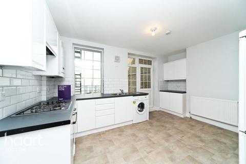 2 bedroom flat to rent, High Street, Sutton