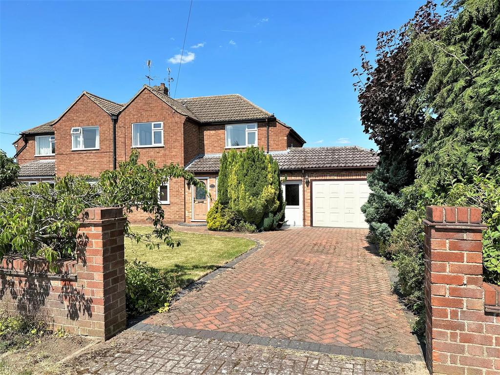 Langdale, Station Road, Collingham, Newark 3 bed semidetached house