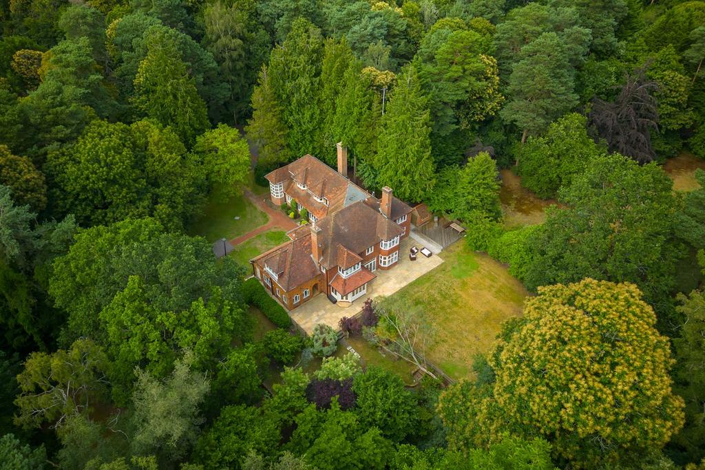 Nine Mile Ride, Crowthorne RG40 6 bed detached house for sale £1,850,000