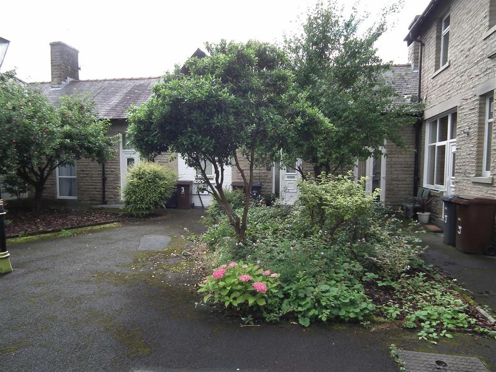 Carlton Court, Colne 2 bed apartment to rent £485 pcm (£112 pw)