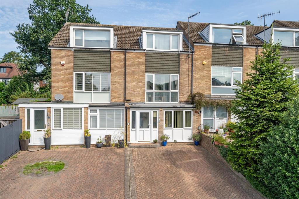 Garland Close, Old Town, Hemel Hempstead, Hertfordshire, HP2 5HU 3 bed