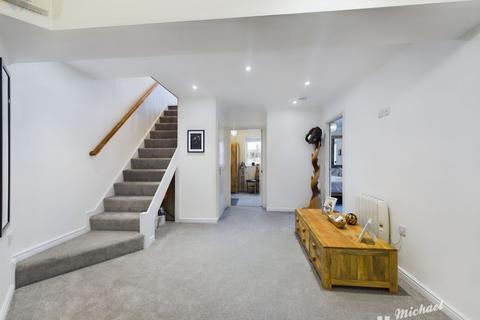 3 bedroom flat for sale, Pine Street, Aylesbury