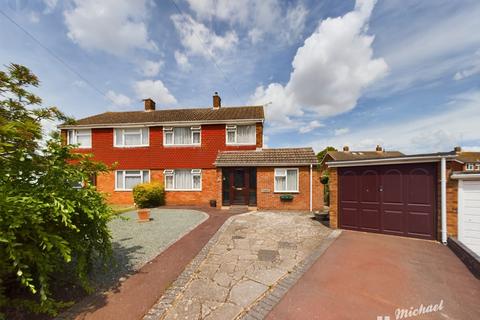 18 Heath Close, Aylesbury, HP21 9UA