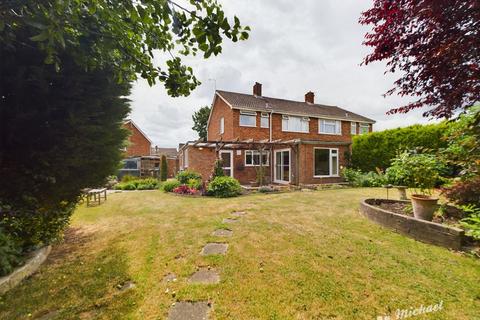 18 Heath Close, Aylesbury, HP21 9UA