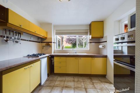18 Heath Close, Aylesbury, HP21 9UA