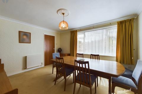 18 Heath Close, Aylesbury, HP21 9UA