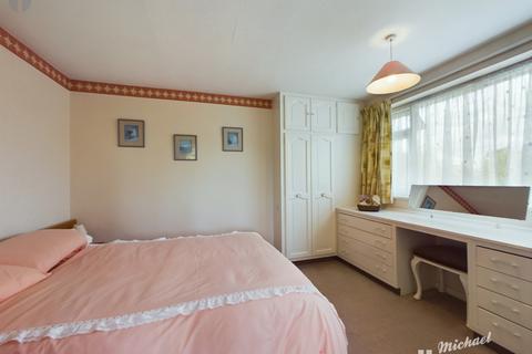18 Heath Close, Aylesbury, HP21 9UA