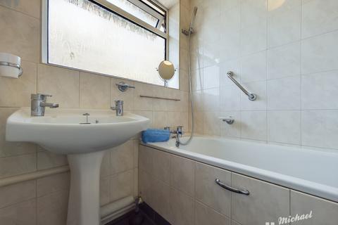 18 Heath Close, Aylesbury, HP21 9UA