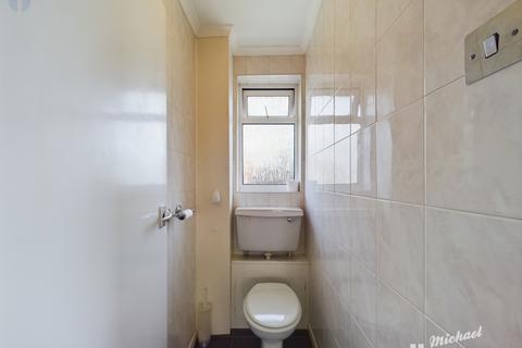 18 Heath Close, Aylesbury, HP21 9UA