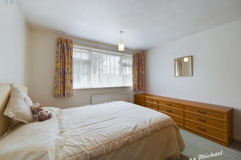 18 Heath Close, Aylesbury, HP21 9UA