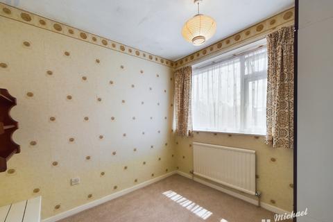 18 Heath Close, Aylesbury, HP21 9UA