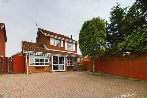 4 bedroom detached house for sale, Thorp Close, Aylesbury, HP21 9YD