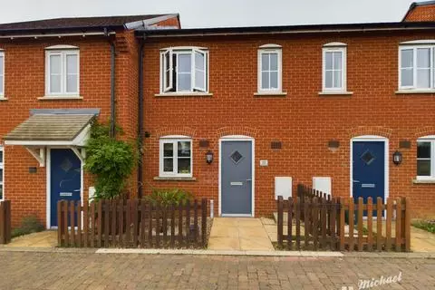 Beeston Lane, Aylesbury 2 bed terraced house - £315,000