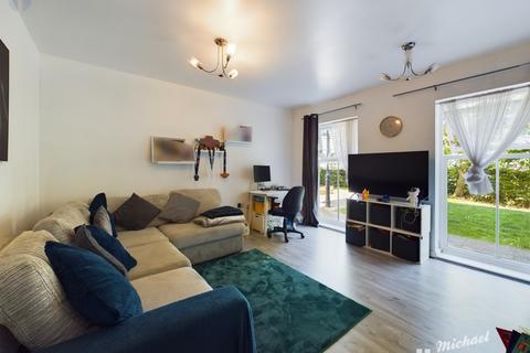 2 bedroom flat for sale, Mere Court, Pine Street, Aylesbury, Buckinghamshire