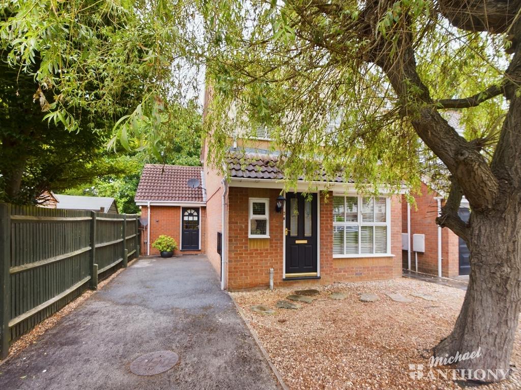 Phipps Close, Aylesbury, Buckinghamshire 3 bed detached house for sale