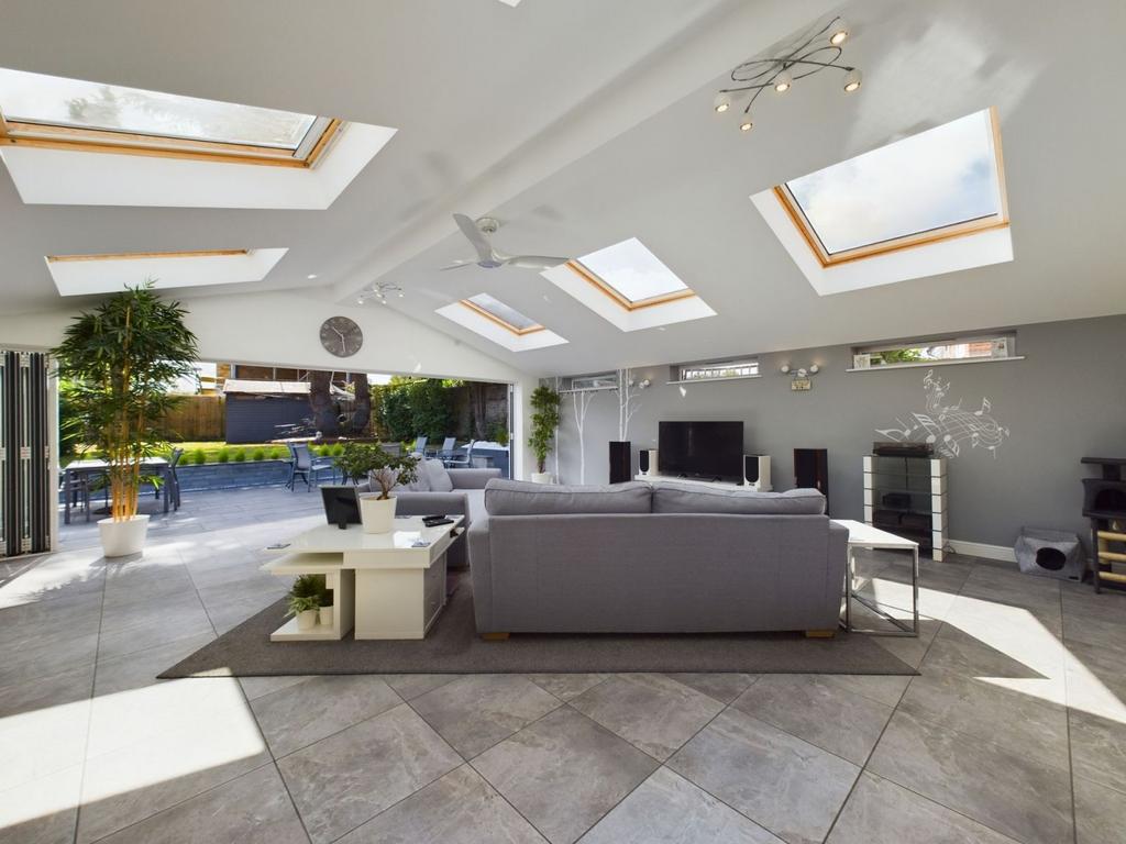 Knighton Close, Duston, Northampton NN5 6NE 4 bed detached house for