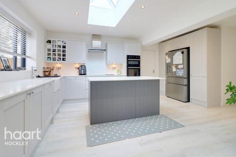 9 Brookside, Hockley, SS5 4EW