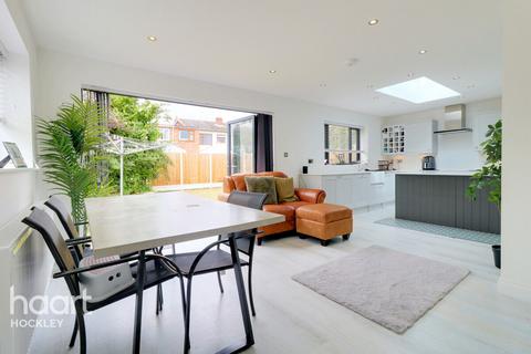 9 Brookside, Hockley, SS5 4EW