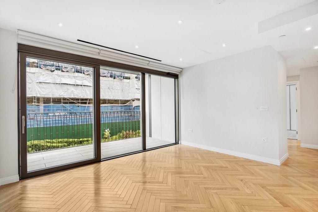 Sands End Lane Fulham SW6 2 bed apartment £4,000 pcm (£923 pw)