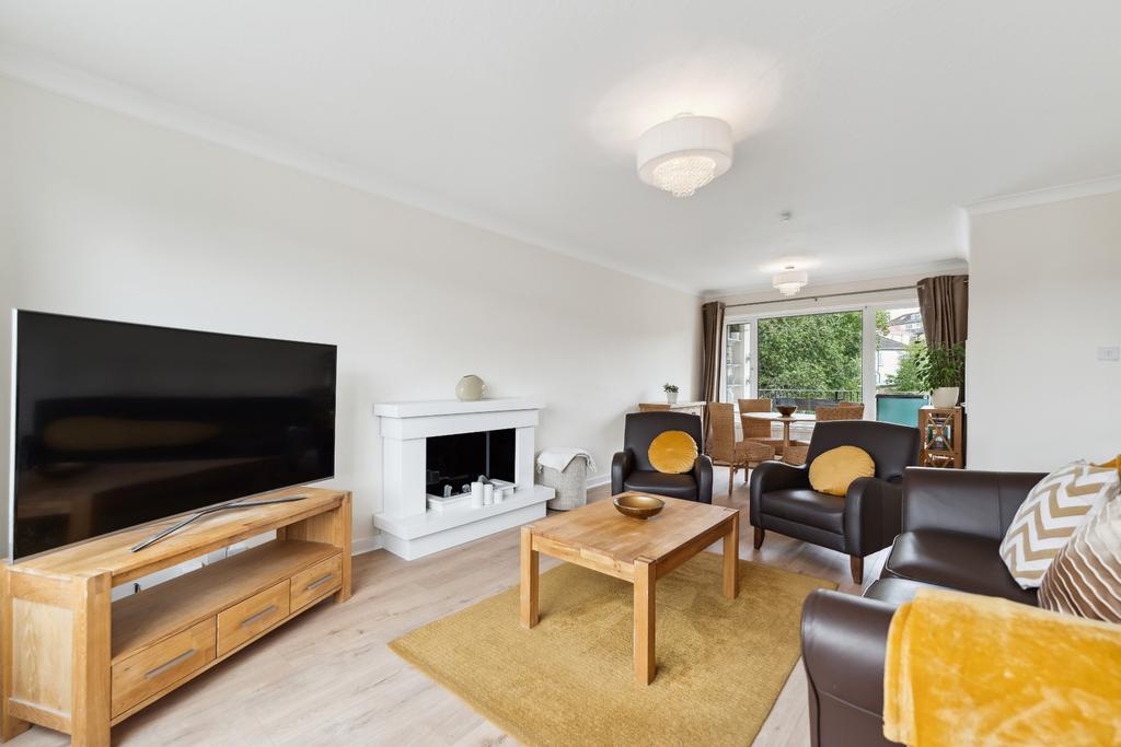 Braidholm Road, Flat 1/1, Giffnock, East Renfrewshire, G46 6ED 3 bed