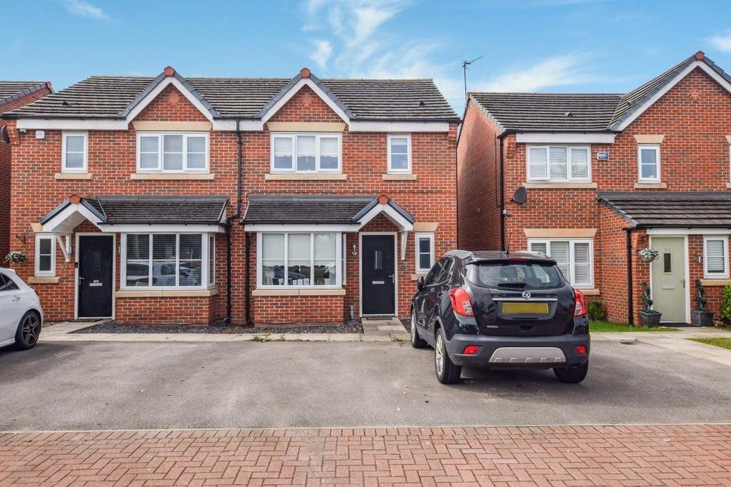 Shackleton Avenue, Widnes, WA8 9NG 3 bed semidetached house £950 pcm