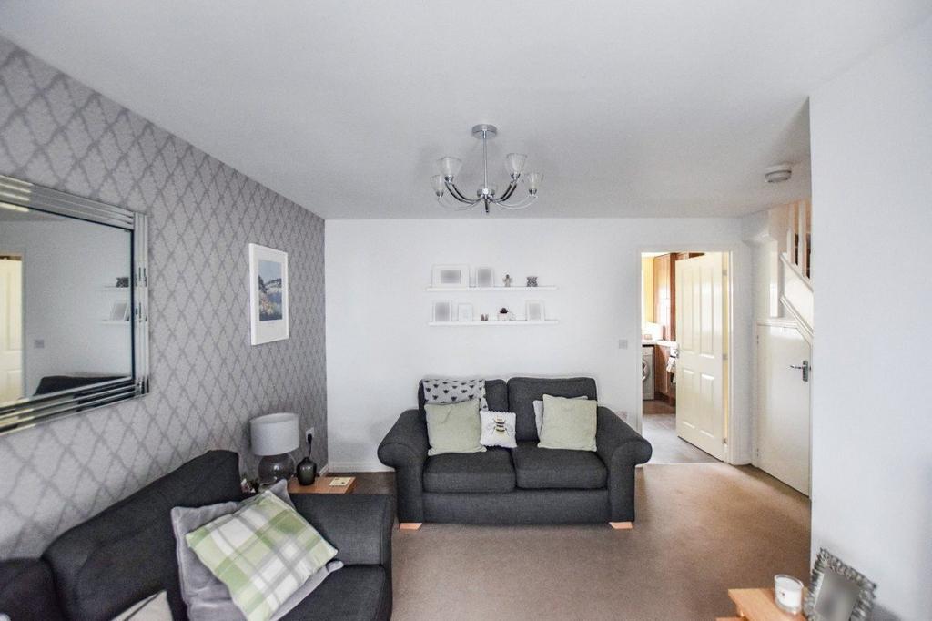 Shackleton Avenue, Widnes, WA8 9NG 3 bed semidetached house £950 pcm
