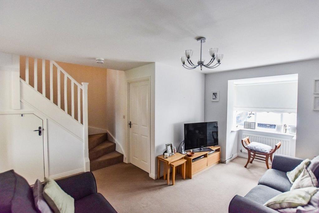 Shackleton Avenue, Widnes, WA8 9NG 3 bed semidetached house £950 pcm