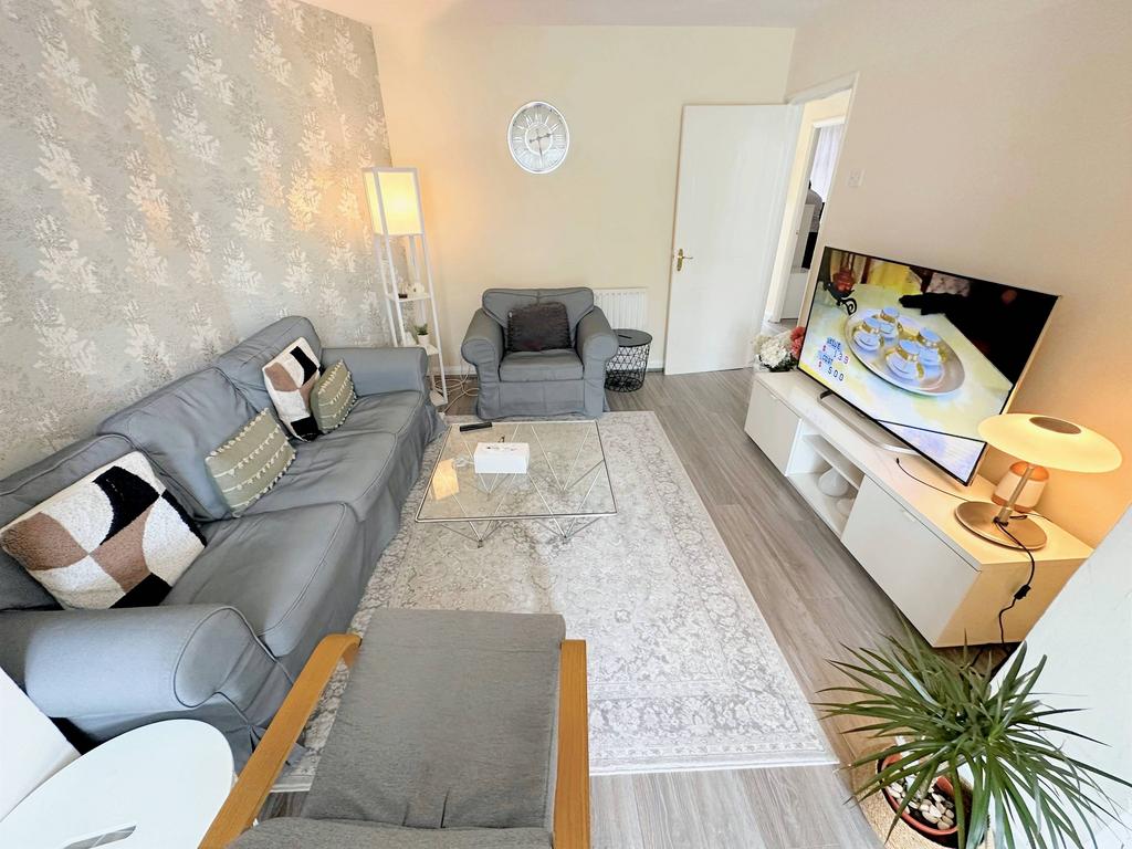 Moat Farm Road, Northolt UB5 3 bed semidetached bungalow for sale £