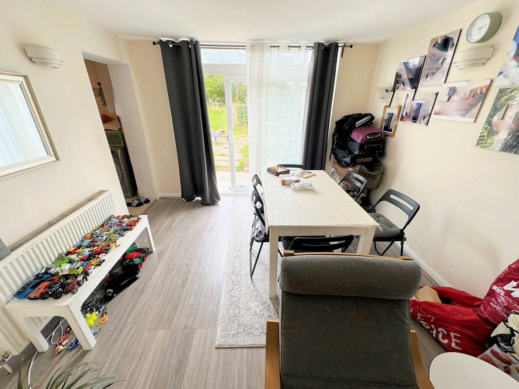 Moat Farm Road, Northolt UB5 3 bed semidetached bungalow for sale £