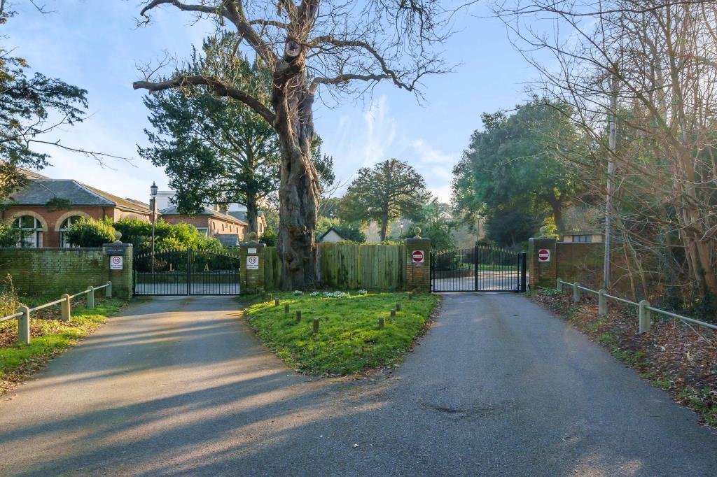 Laleham Abbey, Laleham, TW18, TW18 3 bed terraced house £595,000