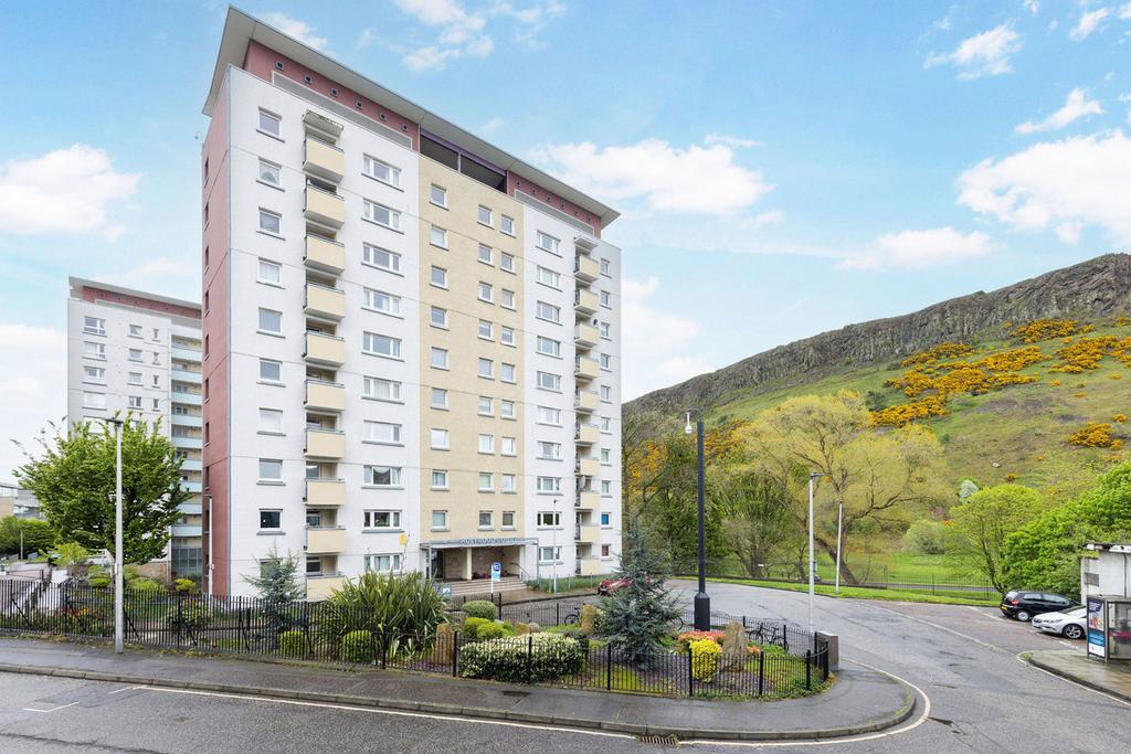 5 1 Holyrood Court, Edinburgh, EH8 2 bed flat for sale £190,000