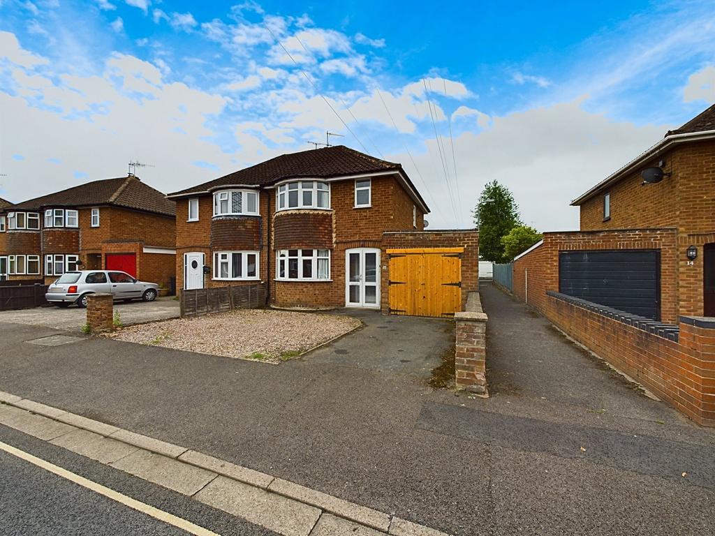Melrose Close, Worcester... 3 bed semidetached house £1,200 pcm (£