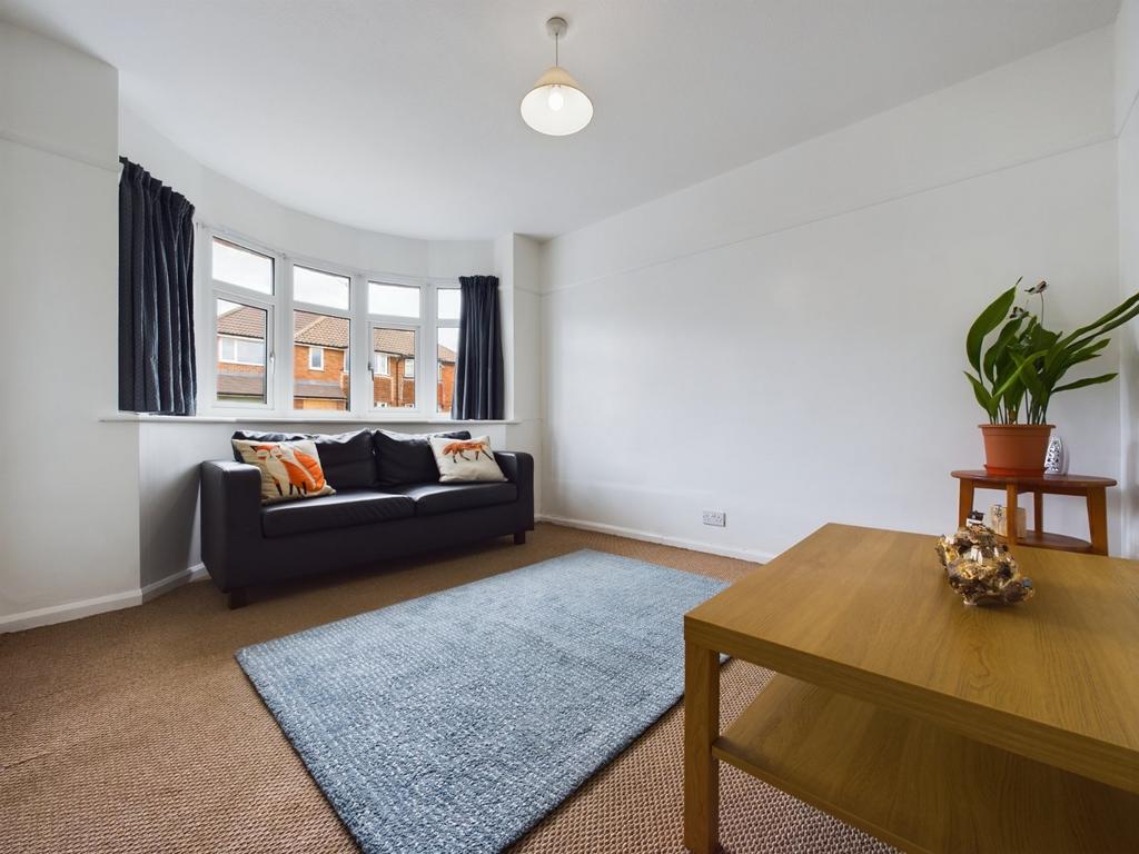 Melrose Close, Worcester... 3 bed semidetached house £1,200 pcm (£