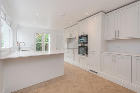 5 bedroom detached house to rent, Cathles Road, London, SW12