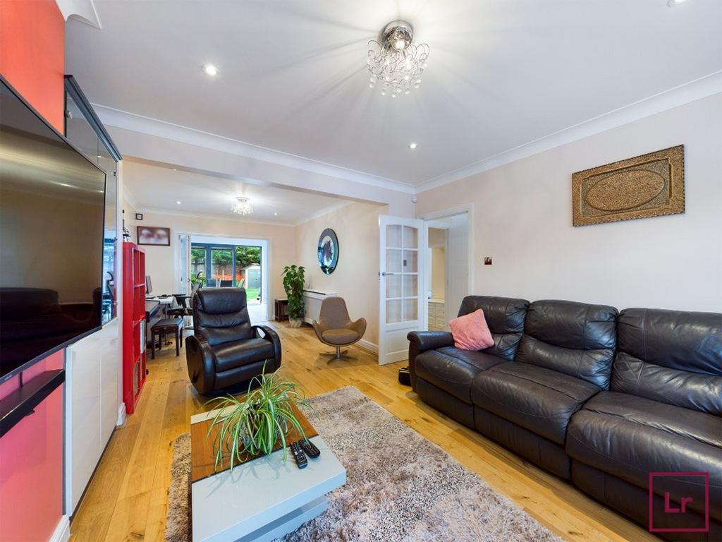 Angus Drive, Ruislip, HA4 4 bed property £2,995 pcm (£691 pw)