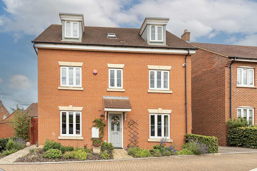 Lancaster Way, Pitstone 5 bed detached house for sale £625,000