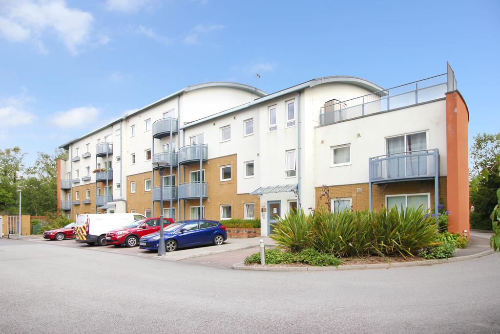 Pound Hill, Crawley 2 bed ground floor flat to rent £1,450 pcm (£335 pw)